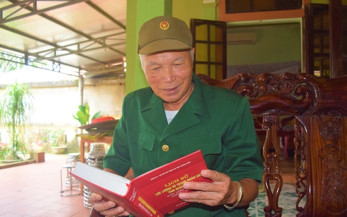 Người an ninh hoạt động trong lòng thị xã