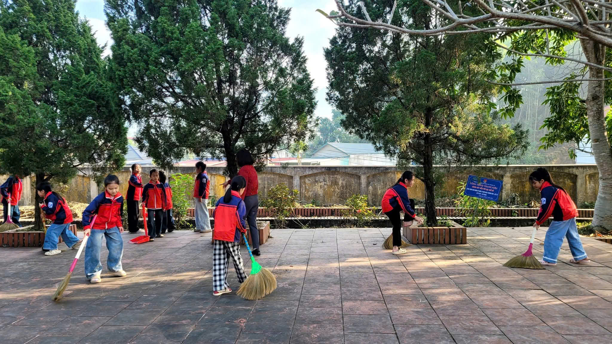 Vệ sinh địa chỉ đỏ xã Tràng Xá