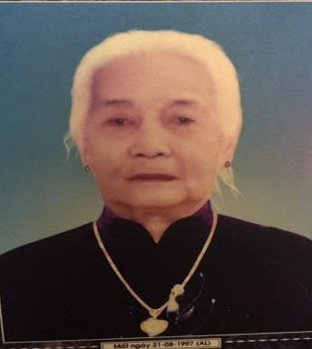 Người mẹ bên dòng kênh quê hương