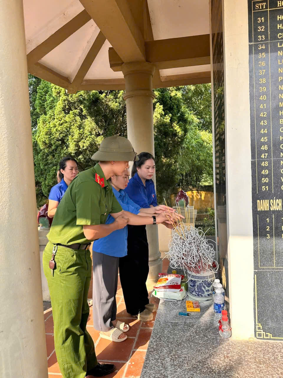 TUỔI TRẺ THCS TRÀNG XÁ – CHUNG TAY CHĂM SÓC NGHĨA TRANG LIỆT SĨ, TRI ÂN CÁC ANH HÙNG ĐÃ HY SINH VÌ TỔ QUỐC
