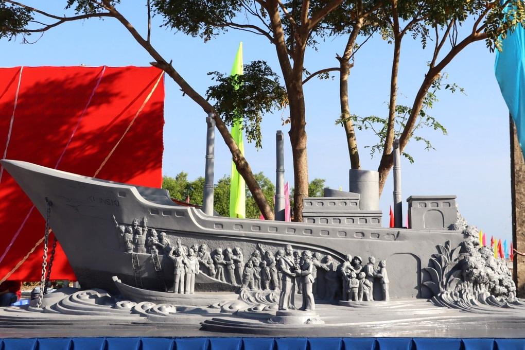 Tượng đài kỷ niệm Chuyến tàu tập kết ra Bắc năm 1954