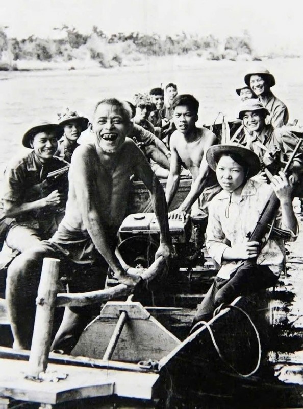 Nguyễn Thị Thu - 81 NGÀY ĐƯA ĐÒ TRÊN “DÒNG SÔNG MÁU”