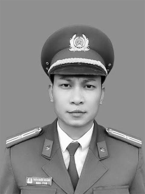Người Đứng Giữa Tâm Bão