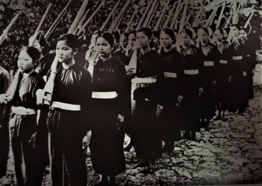 BÔNG HOA LÚA NỞ GIỮA VÙNG KHÓI LỬA