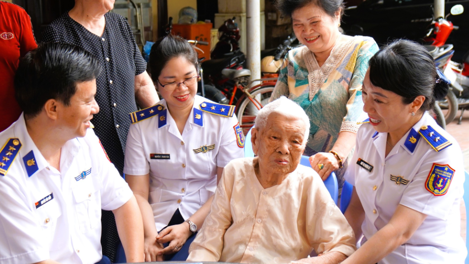 MẸ TRẦN THỊ BỆ – NGƯỜI MẸ GỬI TRỌN NỖI ĐAU VÀO TÌNH YÊU ĐẤT NƯỚC