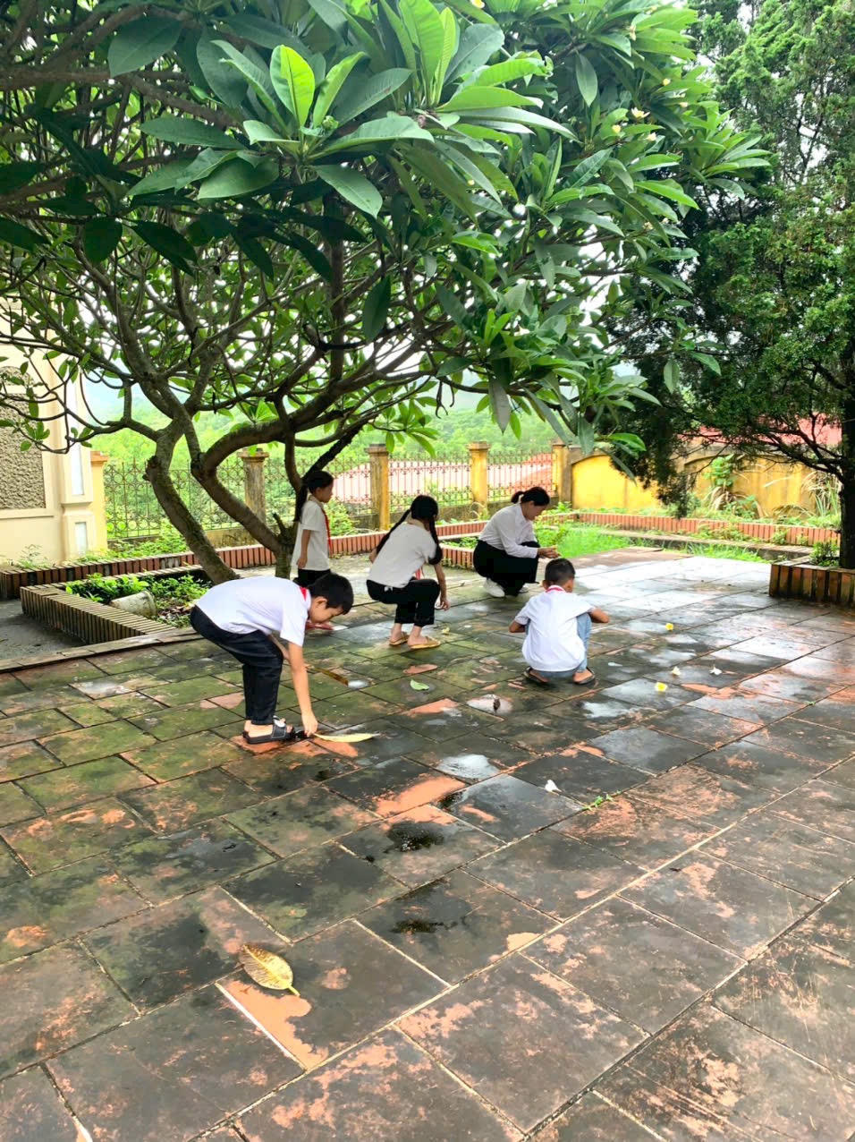 Chi đoàn trường tiểu học Đông Bo quét dọn Nghĩa trang liệt sỹ xã Tràng Xá
