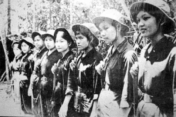 11 CÔ GÁI SÔNG HƯƠNG - TUỔI XUÂN GỬI LẠI GIỮA MÙA HOA LỬA