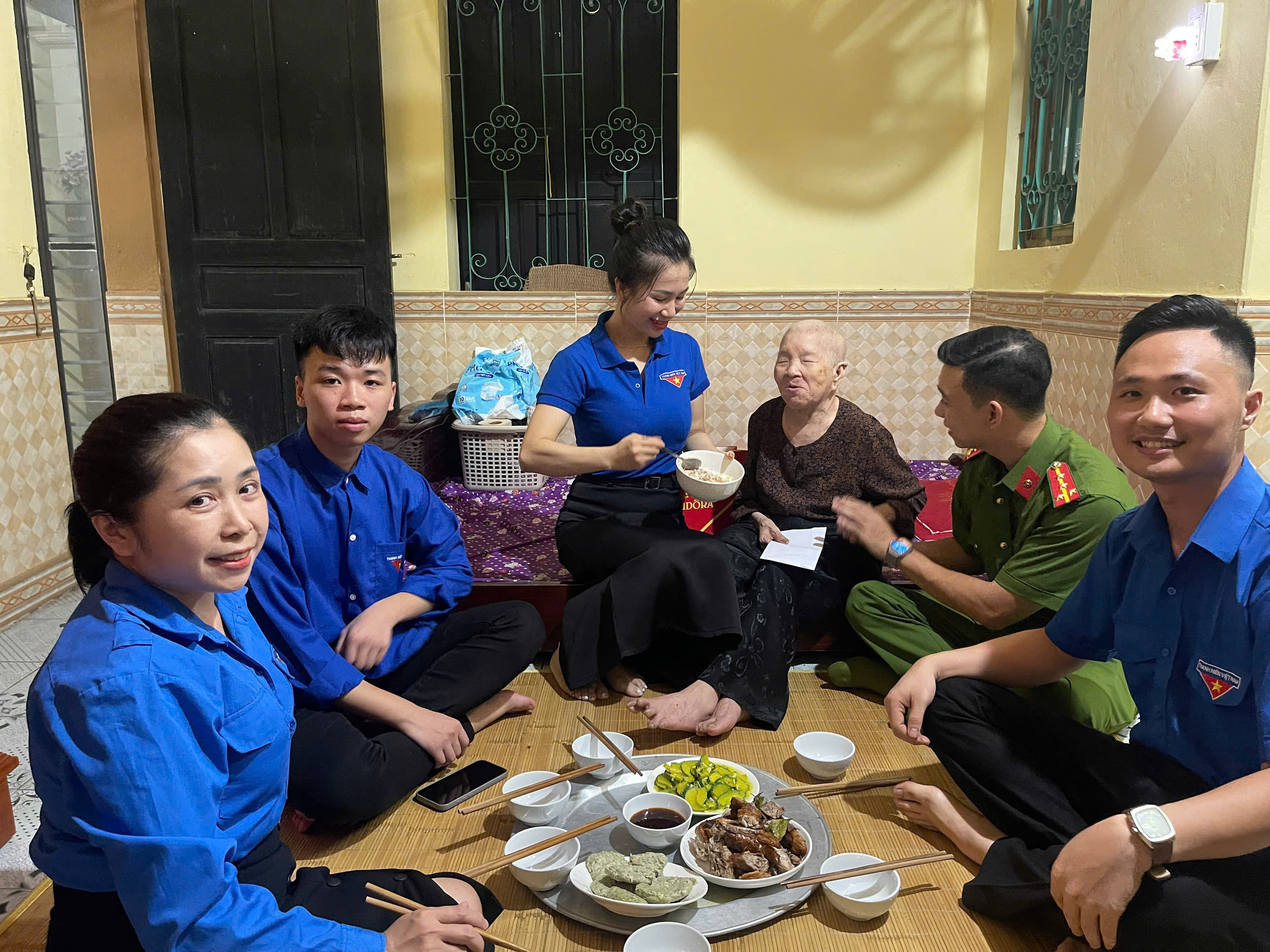 Đoàn thanh niên tổ chức bữa cơm tri ân Mẹ Việt Nam Anh Hùng