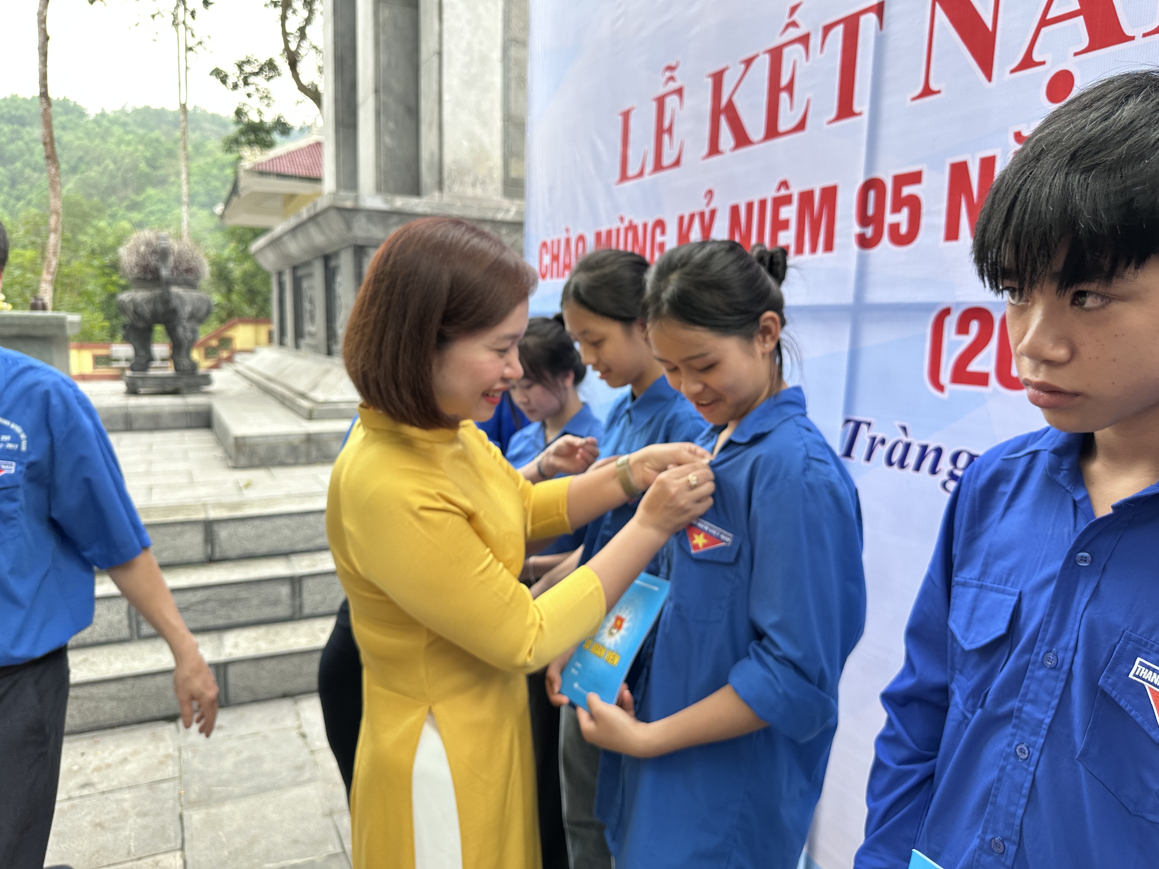 Cho HS kết nạp đoàn vệ sinh, tìm hiểu lịch sử Rừng Khuôn Mánh