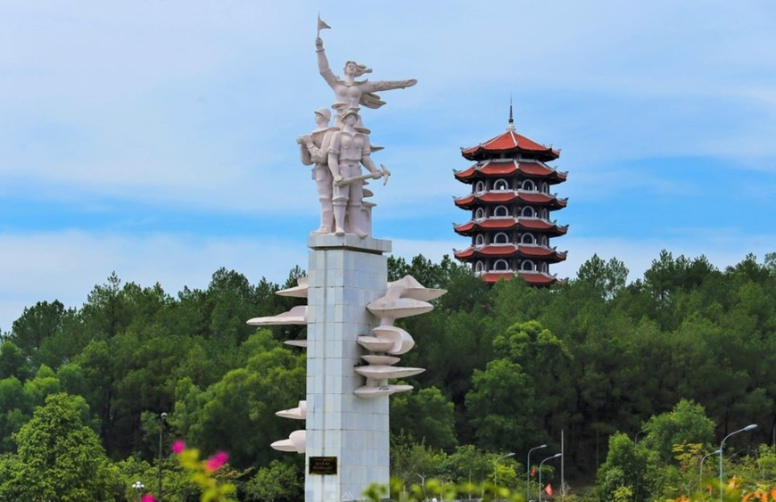 CÔ GÁI “THẠCH NHỌN” GIỮA TÚI BOM ĐỒNG LỘC