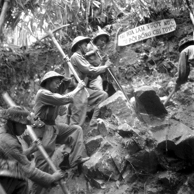 Bộ đội công binh thi đua mở đường lên Điện Biên Phủ
