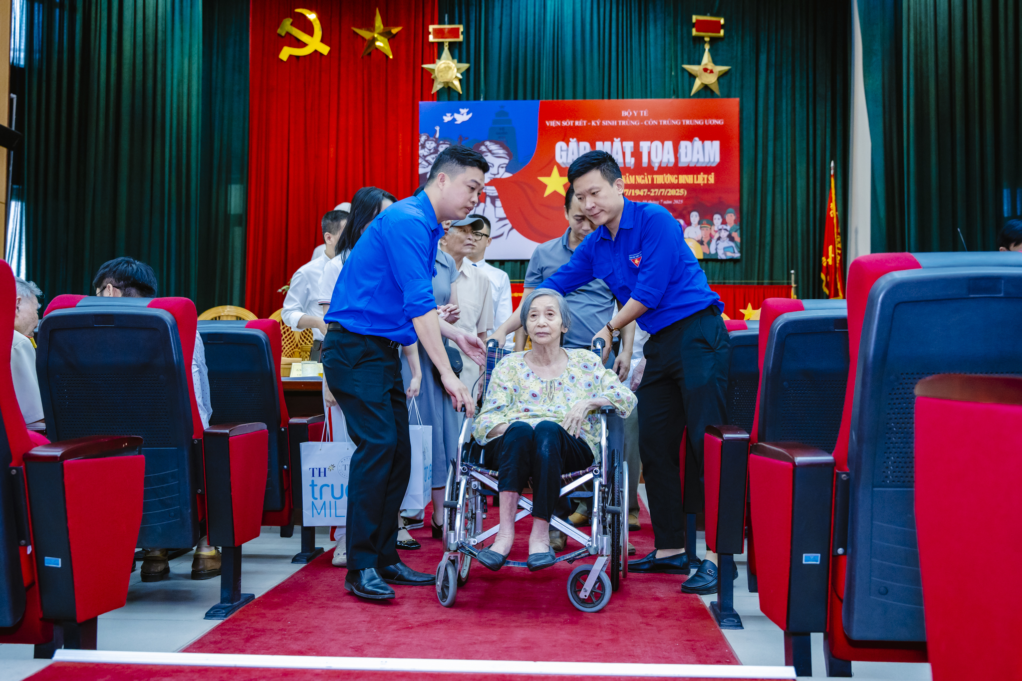 ĐÊM TRƯỜNG SƠN VÀ NHỮNG NGƯỜI ĐI BẮT MUỖI