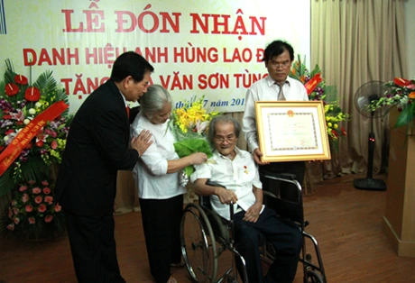NGƯỜI THƯƠNG BINH DÀNH TRỌN CUỘC ĐỜI CHO NHỮNG TRANG SỬ VỀ BÁC HỒ