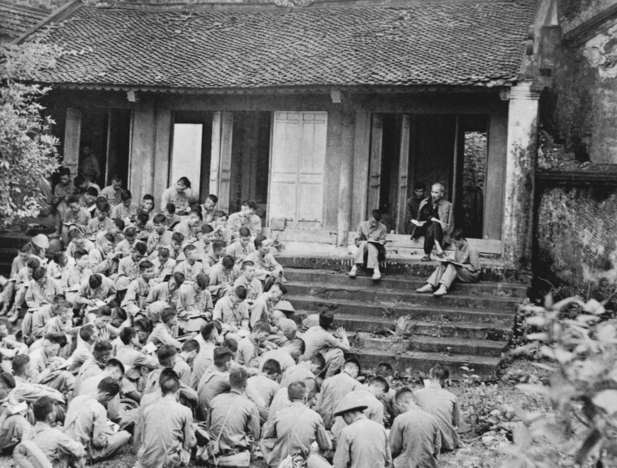Bác Hồ về thăm Đền Hùng