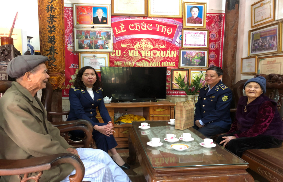 NƯỚC MẮT MẸ ANH HÙNG TIỄN HAI CON VỊ QUỐC VONG THÂN