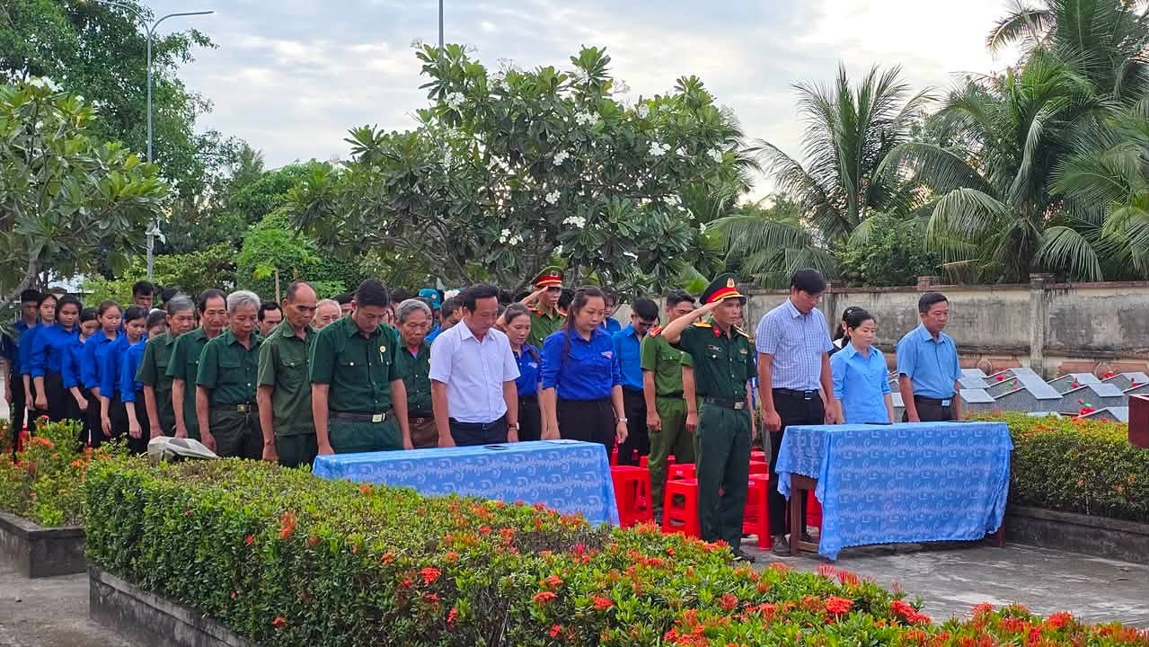 VĨNH TUY: PHỐI HỢP TỔ CHỨC LỄ DÂNG HƯƠNG VÀ THẮP NẾN TRI ÂN NHÂN KỶ NIỆM 79 NĂM NGÀY THƯƠNG BINH - LIỆT SĨ (27/7/1947 - 27/7/2026)