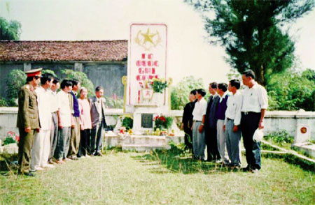 TẤM BIA ĐÁ KHÔNG TÊN VÀ BÀI THƠ BẤT TỬ