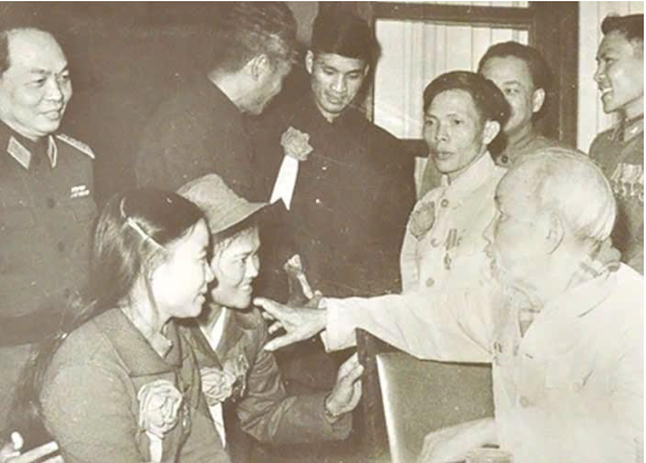 NGƯỜI NỮ DÂN QUÂN NAM NGẠN VÀ SỨC MẠNH PHI THƯỜNG BÊN CẦU LÀM RỒNG