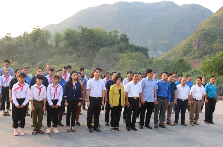 VỪ A DÍNH TUỔI NHỎ CHÍ LỚN, KIÊN TRUNG VỚI CÁCH MẠNG
