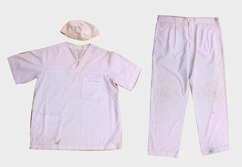 Bộ quần áo blouse của thầy thuốc Lê Thế Trung