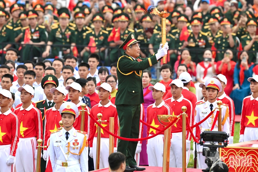 Anh hùng phi công và sứ mệnh thắp ngọn lửa truyền thống tại Lễ kỷ niệm Quốc khánh 2-9