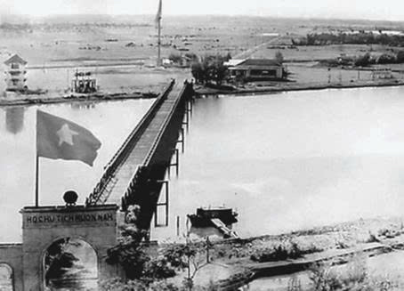 Ảnh Cầu ở sông Thạch Hãn năm 1972.jpg