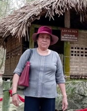 Đồng chí Nguyễn Thị Bé Tư , sinh năm 1954. Sinh ra và lớn lên trong gia đình có truyền thống Cách mạng