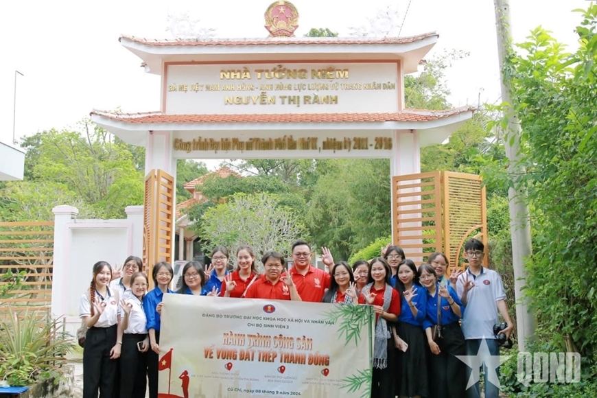 Tuổi trẻ TP Hồ Chí Minh bên địa chỉ đỏNhà tưởng niệm Bà mẹ Việt Nam anh Hùng, Anh hùng LLVTND Nguyễn Thị Rành.jpg