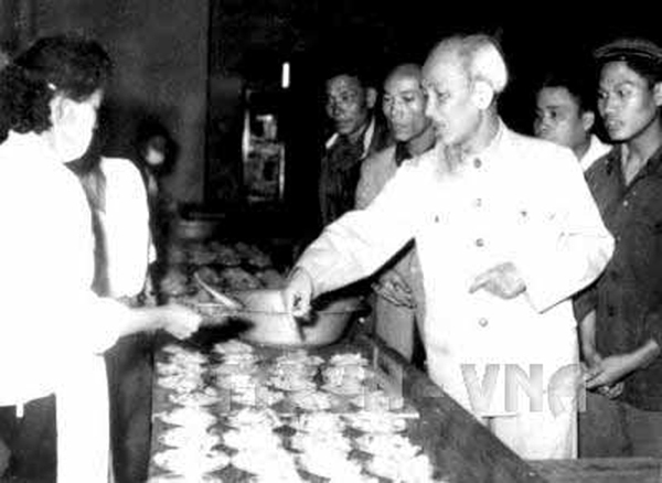Đĩa Muối Vừng Của Bác – Bài Học Về Tiết Kiệm