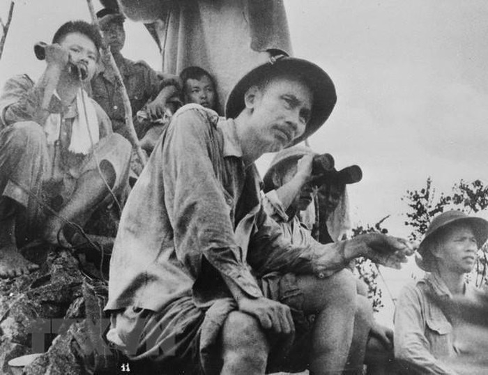 Đón Bác Hồ lên đài quan sát