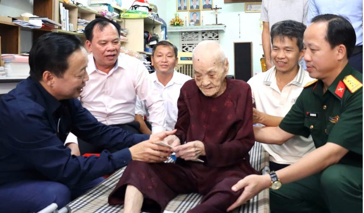 Khơi dậy lý tưởng cách mạng từ những pho sử sống tại địa phương.
