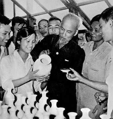 Đôi Dép Bác Hồ và Bài Học Về Sự Tiết Kiệm