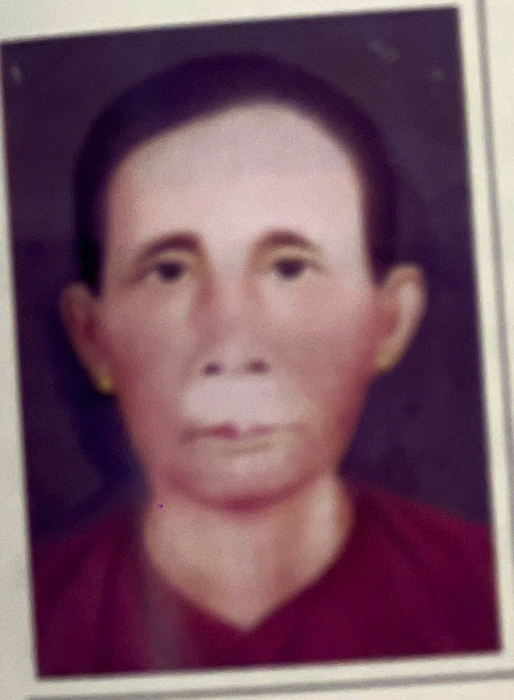 Đôi tay già yếu ôm hôn những đứa con trong đoàn quân chiến thắng mà cứ ngỡ như những đứa con thân yêu của mẹ trở về.
