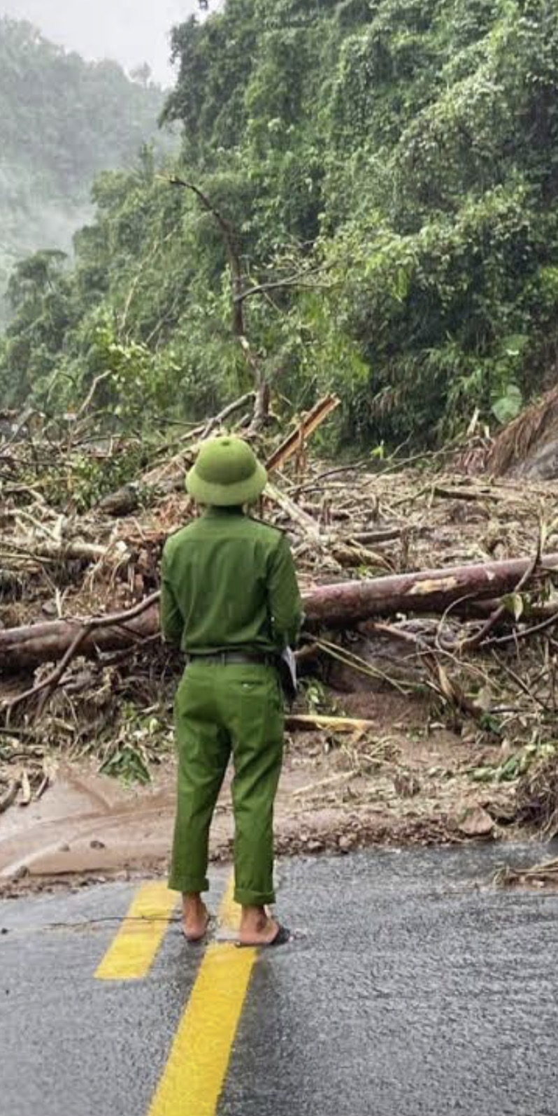 Thượng tá Hồ Văn Hùng thông tin về tiến độ điều tra các vụ án trọng điểm tại buổi họp báo Bộ Công an