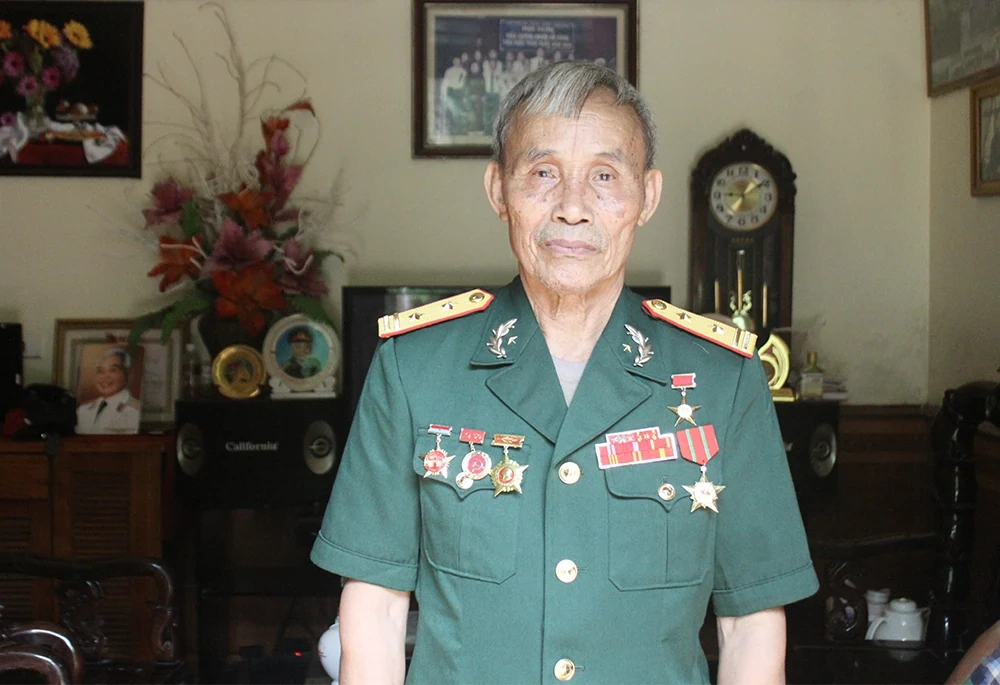 Người cắm cờ trên cao điểm 689