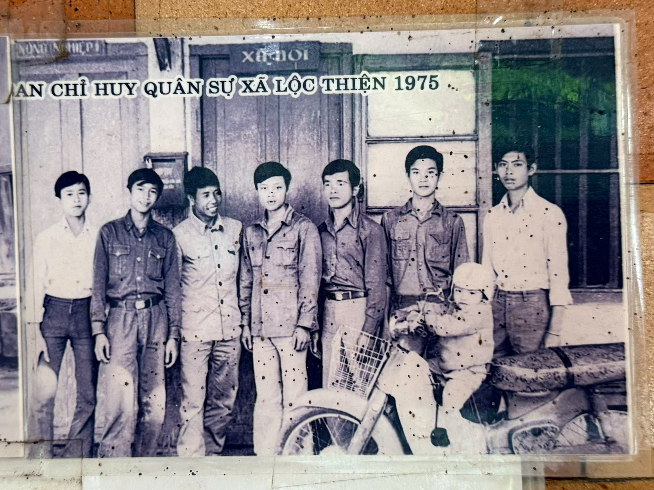 Hai người lính trẻ bên dòng lịch sử B’Lao