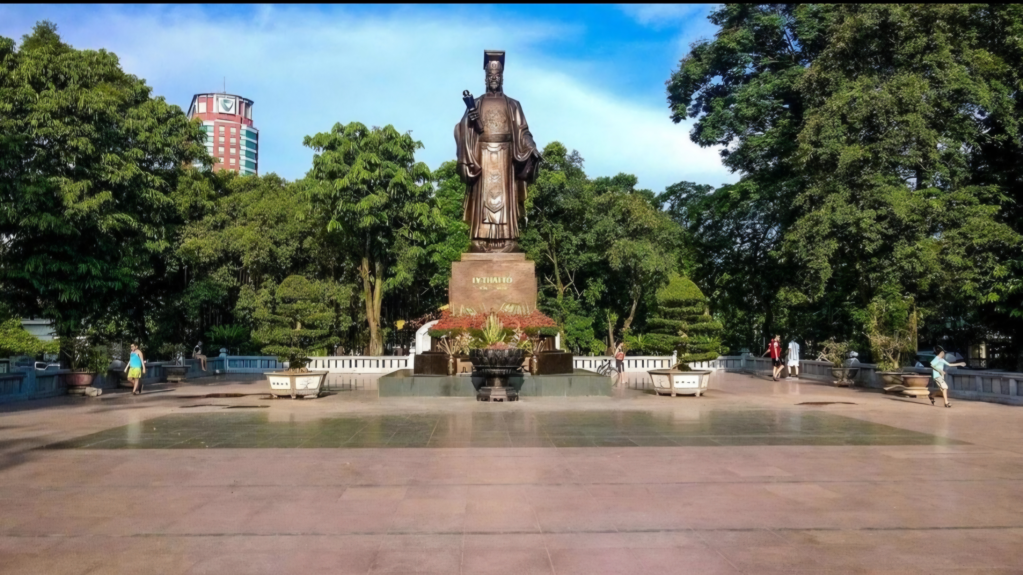 Cậu bé Cổ Pháp.