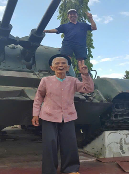 Người thờ cúng liệt sĩ