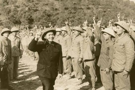 ĐẠI TƯỚNG VÀ NHỮNG NGƯỜI LÍNH TRẺ ĐIỆN BIÊN: NƯỚC MẮT TRONG NGÀY TOÀN THẮNG