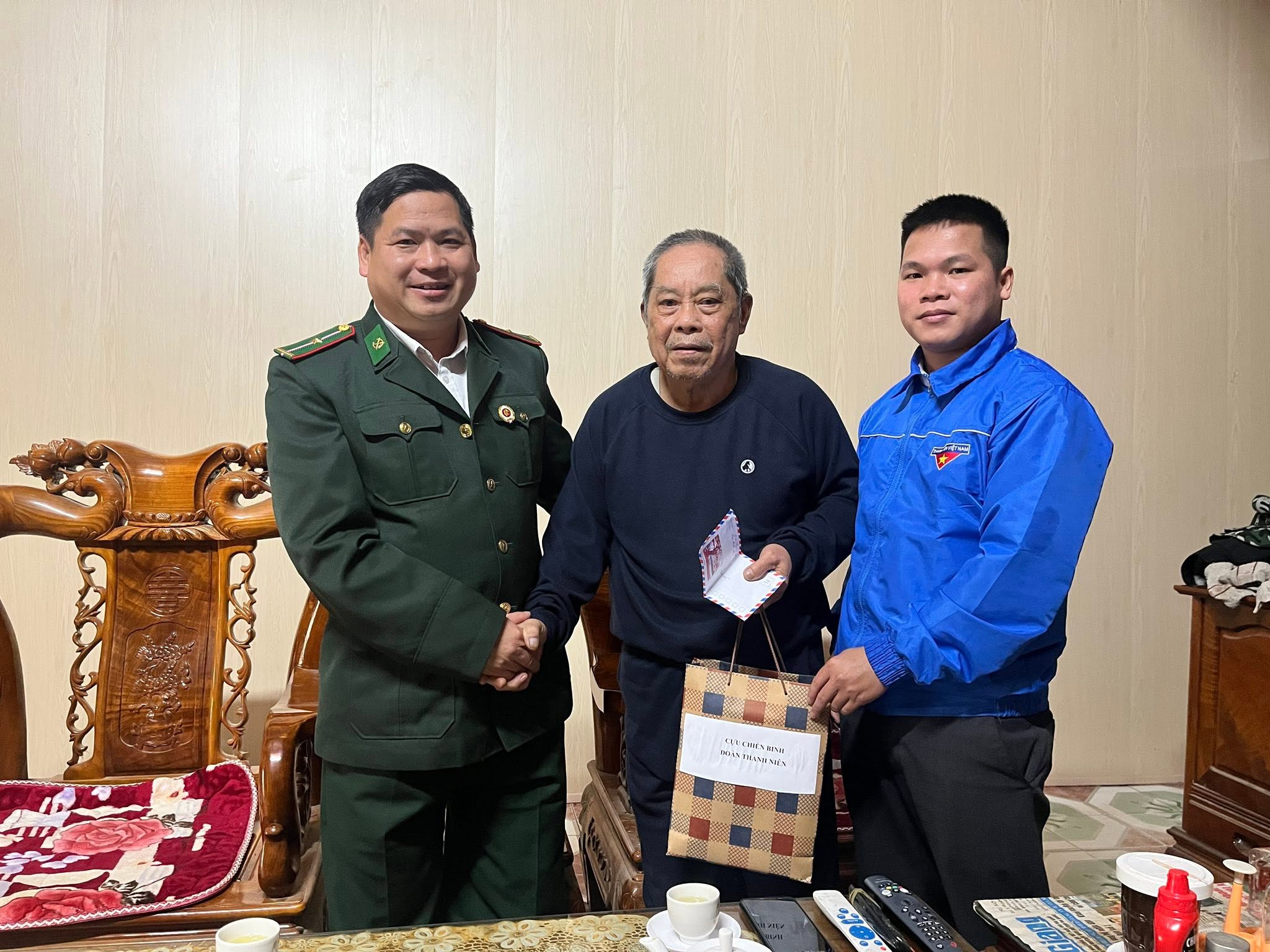 TUỔI TRẺ TIẾP BƯỚC CHA ANH
