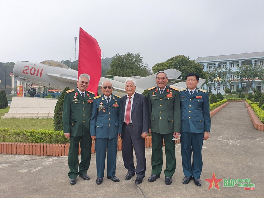 Anh nuôi trở thành Anh hùng – Đại tá, Anh hùng phi công Lê Xuân Dỵ