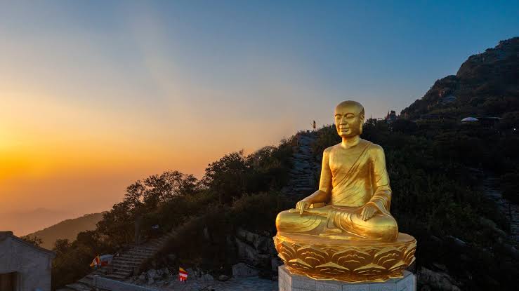 Từ Bệ Ngọc Triều Đình Đến Thiền Tĩnh Yên Tử: Hành Trình Nhập Thế Của Vị Phật Hoàng