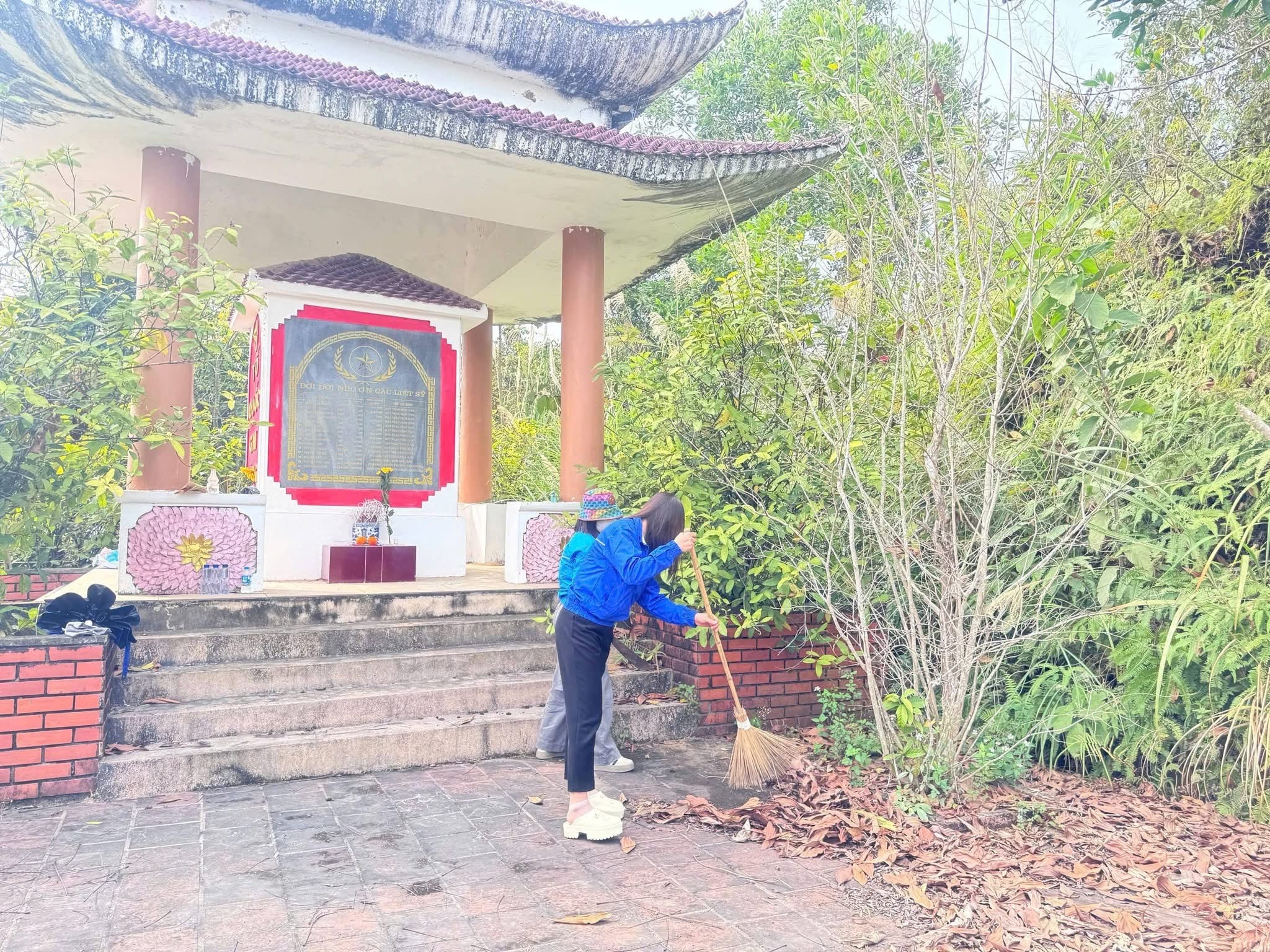 Chi đoàn trường tiểu học Đông Bo tham gia quét dọn đài tưởng niệm xã Tràng Xá