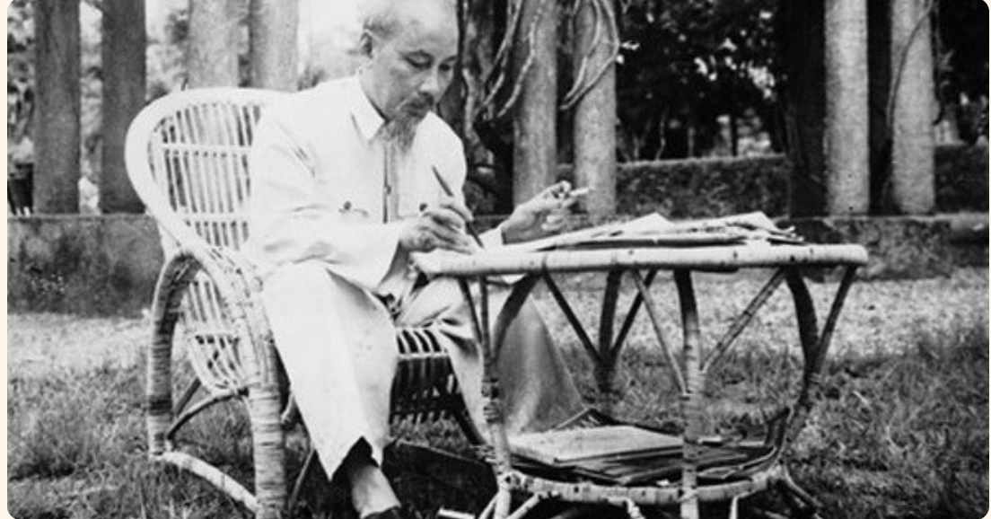 Chủ tịch Hồ Chí Minh Chủ tịch Hồ Chí Minh (1890–1969) — Anh hùng giải phóng dân tộc, Danh nhân văn hóa kiệt xuất, người sáng lập và rèn luyện Đảng Cộng sản Việt Nam, người đã cống hiến cả cuộc đời mình cho độc lập, tự do của Tổ quốc, hạnh phúc của nhân dân.