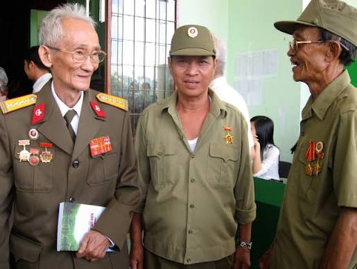 BÁC SĨ MỔ RUỘT THỪA BẰNG DAO CẠO RÂU