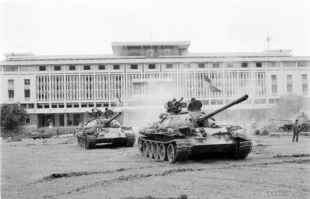 Ngày toàn thắng 30/4/1975: Khi non sông liền một dải, Bắc – Nam sum họp một nhà