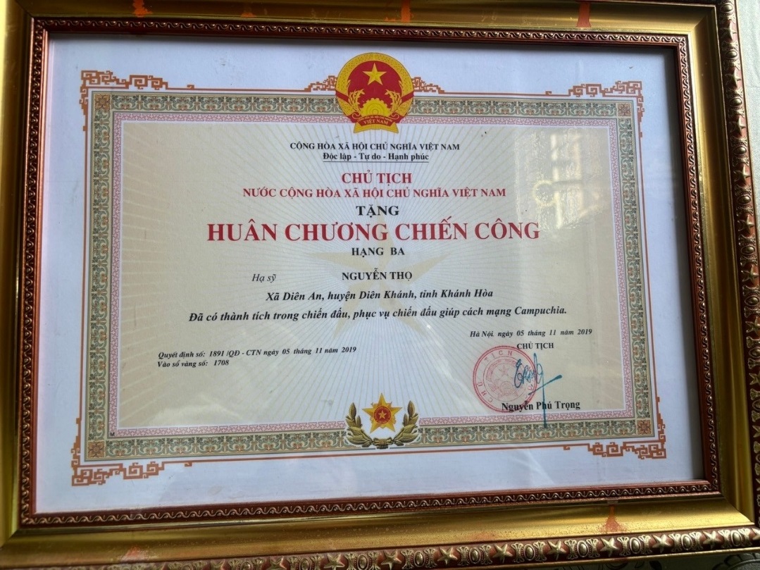 DẤU CHÂN GIỮA MÙA HOA LỬA