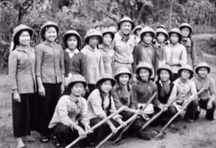 MƯỜI CÔ GÁI NGÃ BA ĐỒNG LỘC