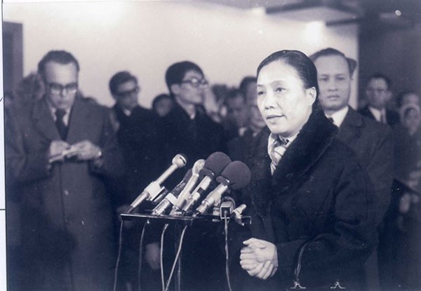 BÔNG HỒNG THÉP TRÊN BÀN ĐÀM PHÁN