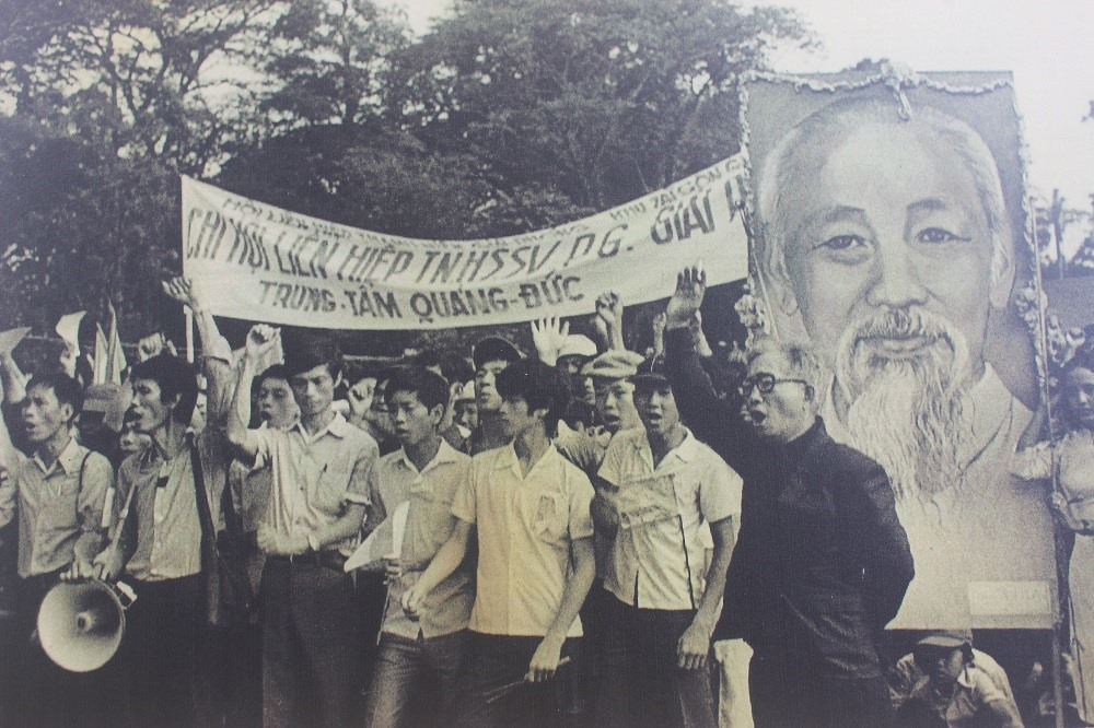 BUỔI TRƯA LỊCH SỬ 30 THÁNG 4 NĂM 1975 – NGÀY NON SÔNG LIỀN MỘT DẢI